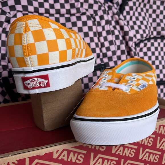 Vans WMNS Comfycush Authent (Checker) Zinnia/True Wht
VN0A3WM7VNC
Sneakers - Picture 10 of 16